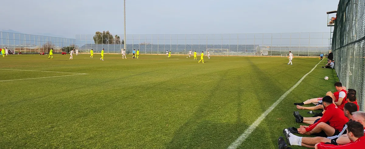 Oefenwedstrijd op een natuurgrasveld tijdens een voetbaltrainingskamp in Turkije
