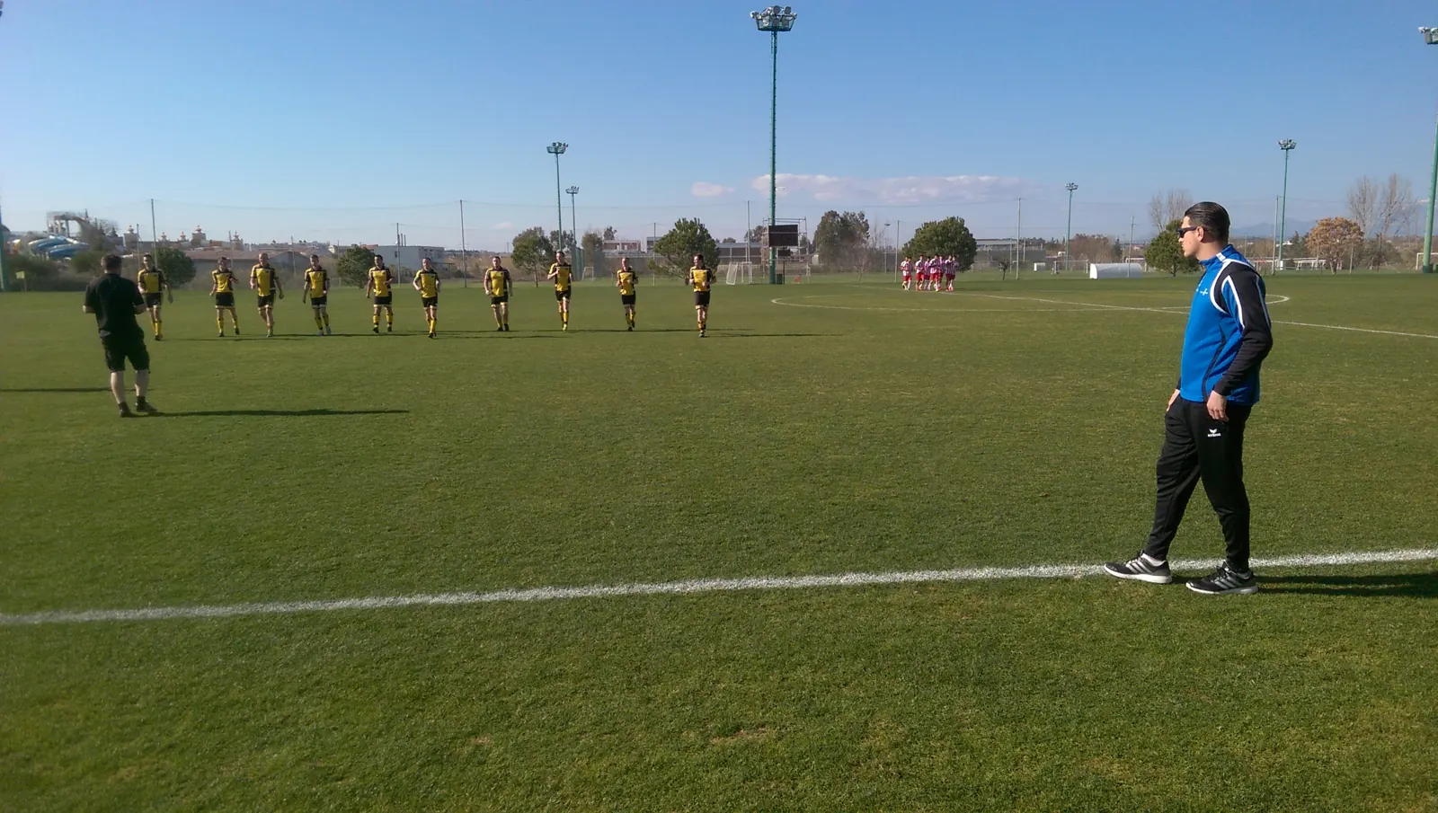 Warming-up van een voetbalselectie op een natuurgrasveld tijdens een trainingskamp in Turkije