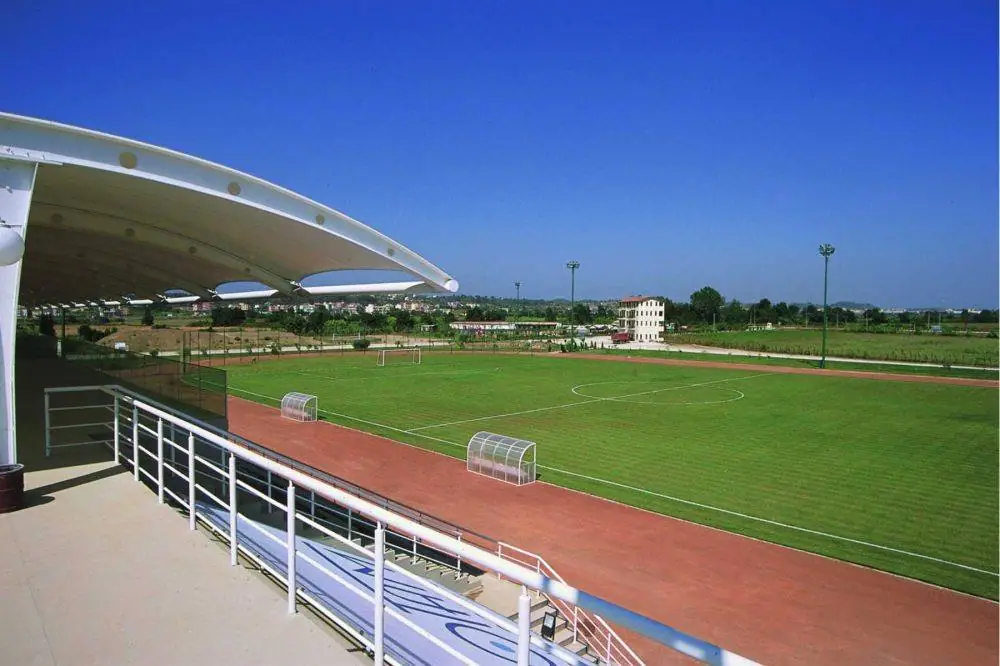 Natuurgrasveld met tribune op het Emir Sport Center in Side, Turkije