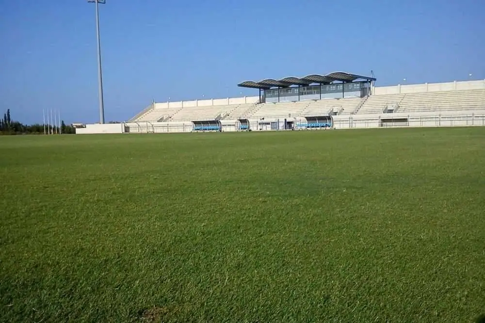 Natuurgrasveld van het Geroskipou Municipality Sport Centre bij Paphos, Cyprus
