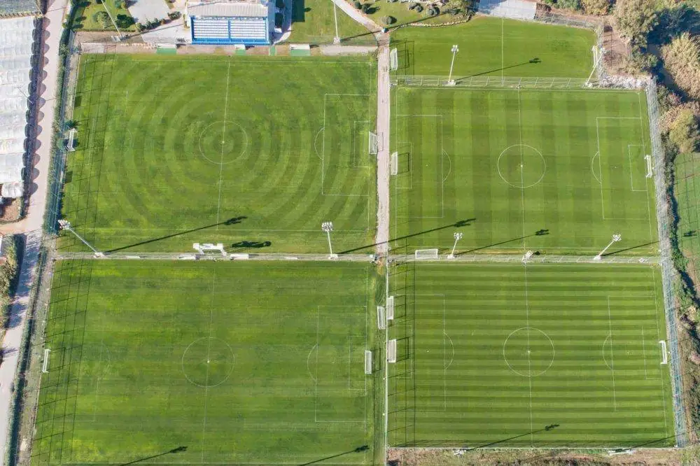 Natuurgrasvelden van het trainingscomplex van Titanic Deluxe Lara bij Antalya, Turkije